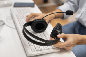 Empresa de call center foi condenada pelo TST a pagar indenização a uma operadora por punições e ameaças de demissão por atestados médicos