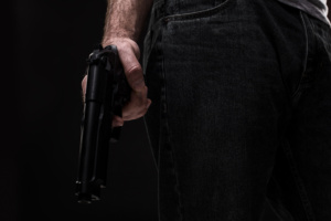 Policial com arma na mão