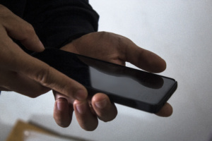 Não lacrar celular apreendido quebra a cadeia de custódia, diz STJ
