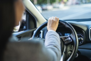 mulher dirigindo seu carro