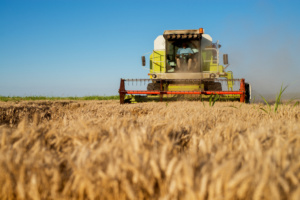 trator agronegócio plantação