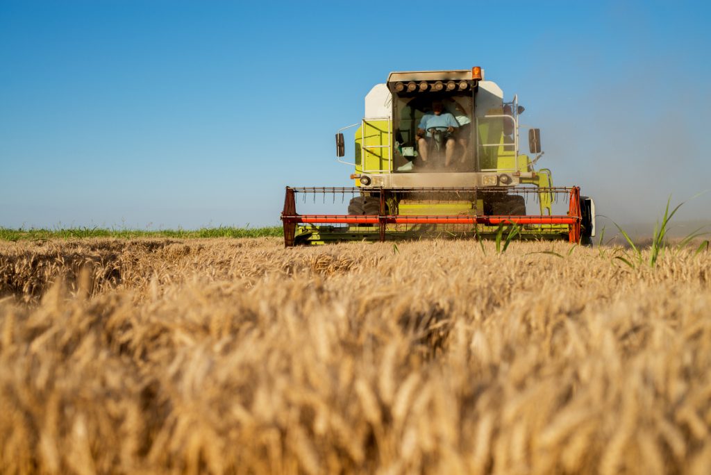 trator agronegócio plantação