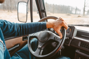 homem dirigindo caminhão na estrada