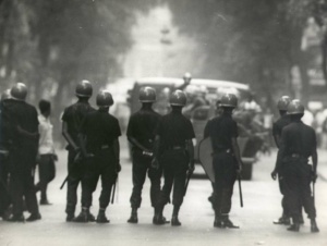 Agentes estatais durante manifestação estudantil contra a ditadura militar em 1968