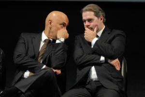 Ministro Alexandre Moraes cochichando para Dias Toffoli