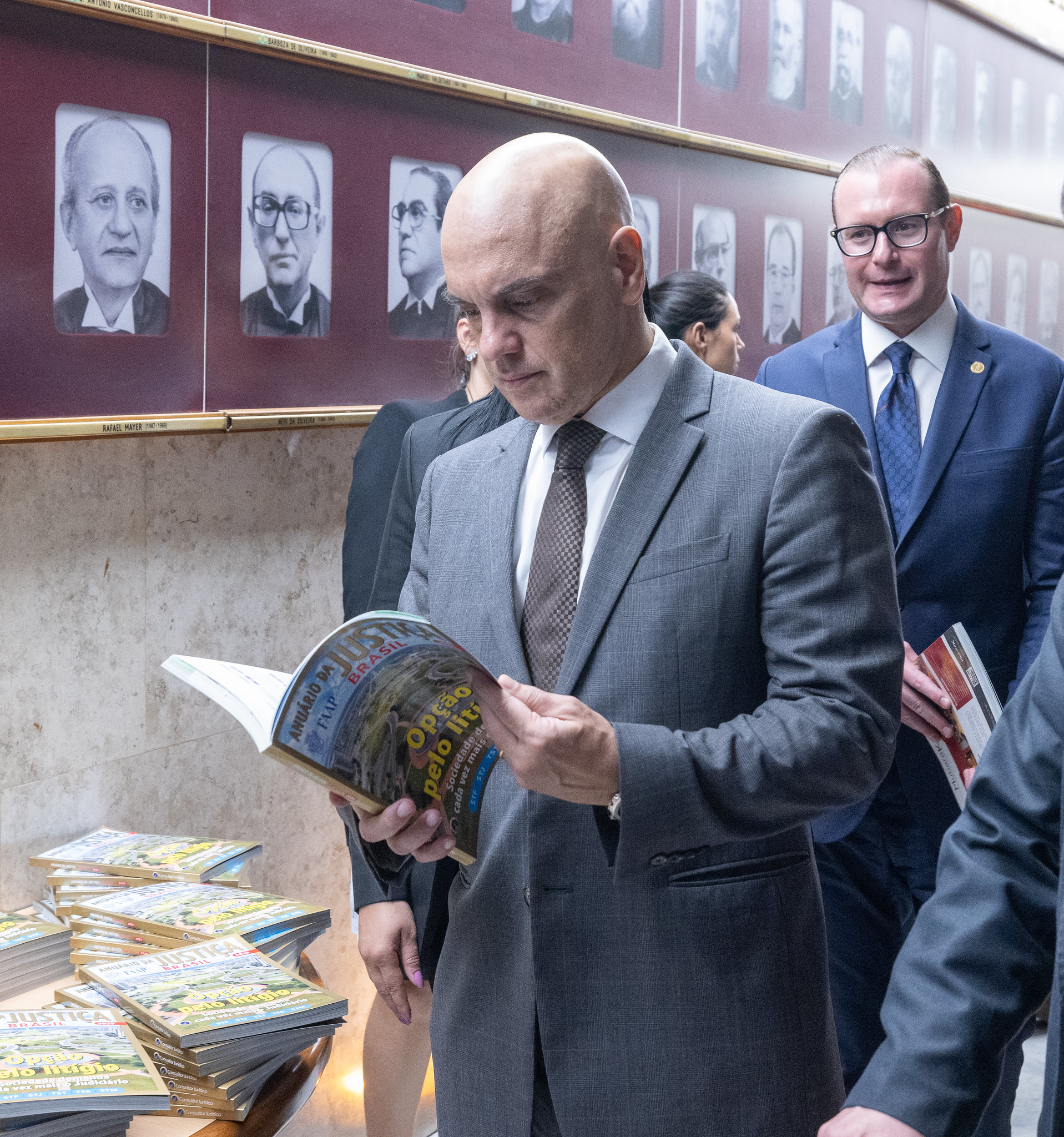 Ministro Alexandre de Moraes folheia o Anuário da Justiça Brasil 2025