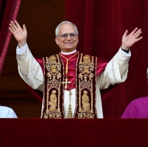 Robert Francis Prevost, o papa Leão XIV, cumprimenta os fiéis da Igreja Católica após o conclave