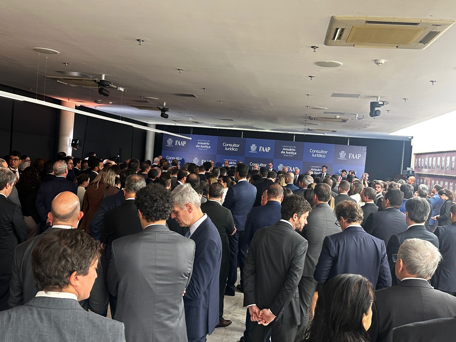 Plateia durante os discursos no lançamento do Anuário da Justiça Brasil 2025