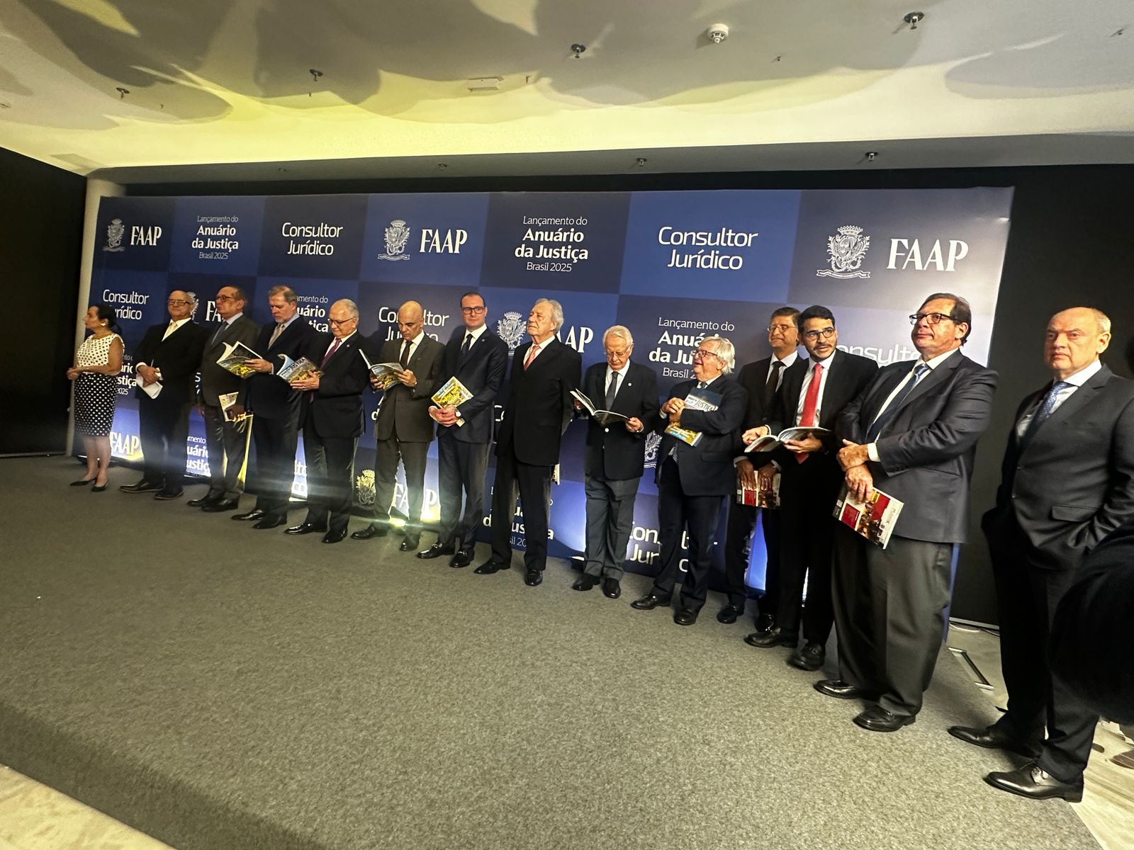 Dispositivo de honra no lançamento do Anuário da Justiça Brasil 2025