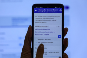 aplicativo meu inss mostra aviso de desconto associativo