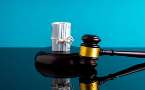 Martelo de juiz ao lado de cédulas de dinheiro amarradas juntas