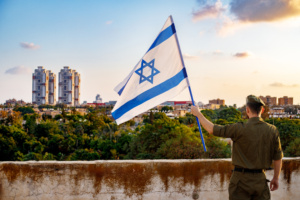 soldado segurando bandeira de Israel