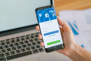 Controladora do Facebook, WhatsApp e Instagram sustenta que a fabricante do iPhone adota práticas abusivas na coleta de dados do usuário