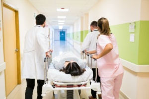 Julgadora aplicou o protocolo de gênero para fundamentar condenação de plano de saúde a indenizar cliente que sofreu abuso em hospital