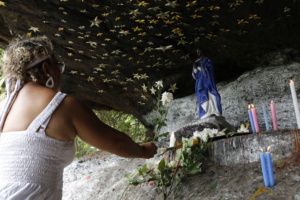 mulher acendendo vela para Iemanjá