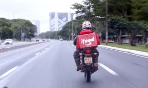 Motoboy com bag do ifood