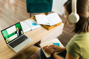 TST reconheceu direito de uma professora a horas extras realizadas em plataforma digital de ensino a distância