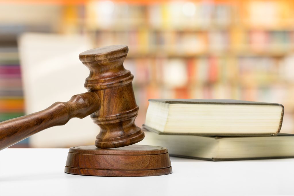 martelo de juiz e livro