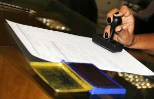 mulher carimbando documento no cartório