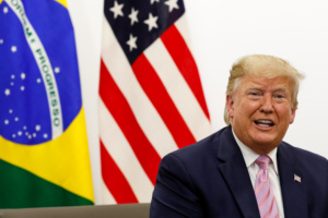 Donald Trump, presidente dos Estados Unidos, em frente às bandeiras do Brasil e dos EUA