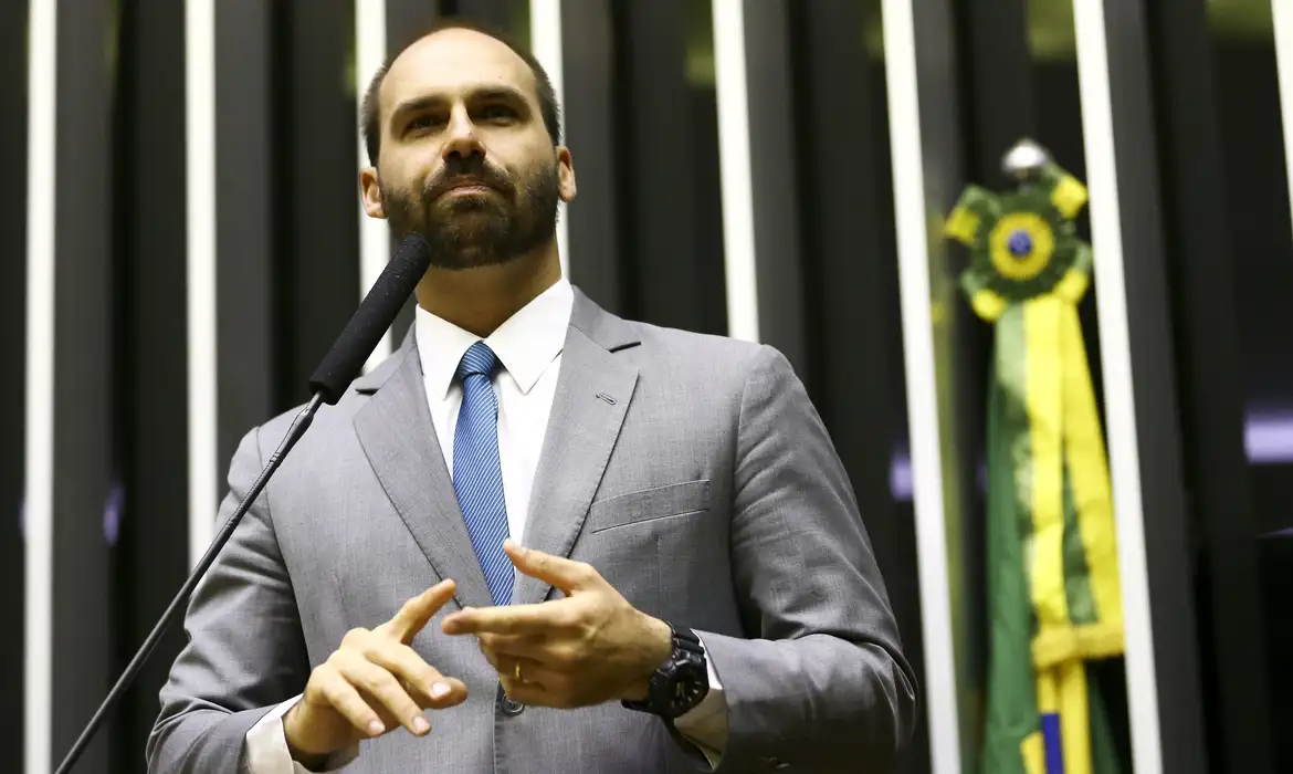 PF ordenou que Eduardo Bolsonaro retome funções no cargo de escrivão, carreira da qual estava afastado para exercer o cargo de deputado