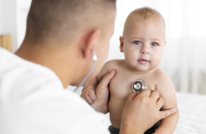 bebê no médico