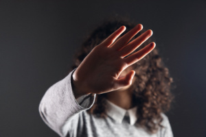 Dificuldade com idioma não justifica desprezo por estrangeiro