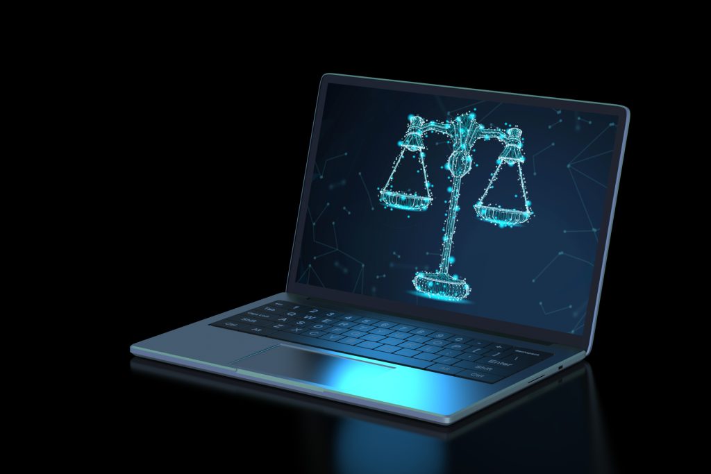 balança da justiça em tela de computador
