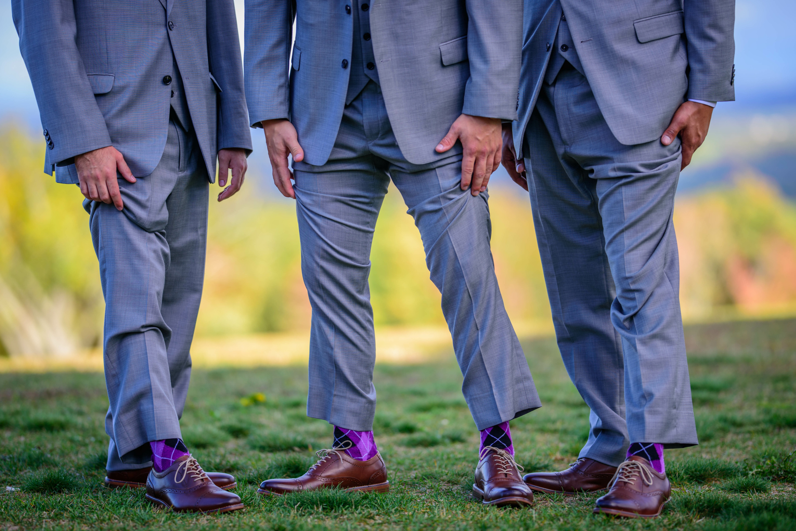 três homens de terno; casamento