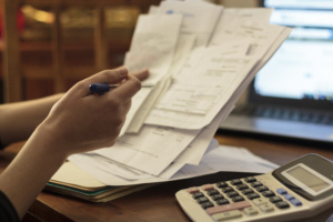 Pessoa olhando extratoas bancários