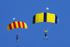 pessoas de paraquedas no céu