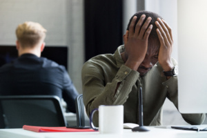 homem triste em escritório