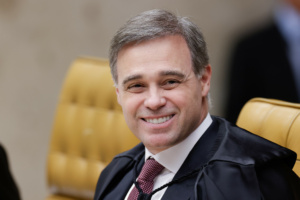 Ministro André Mendonça sorrindo durante sessão plenária do STF.