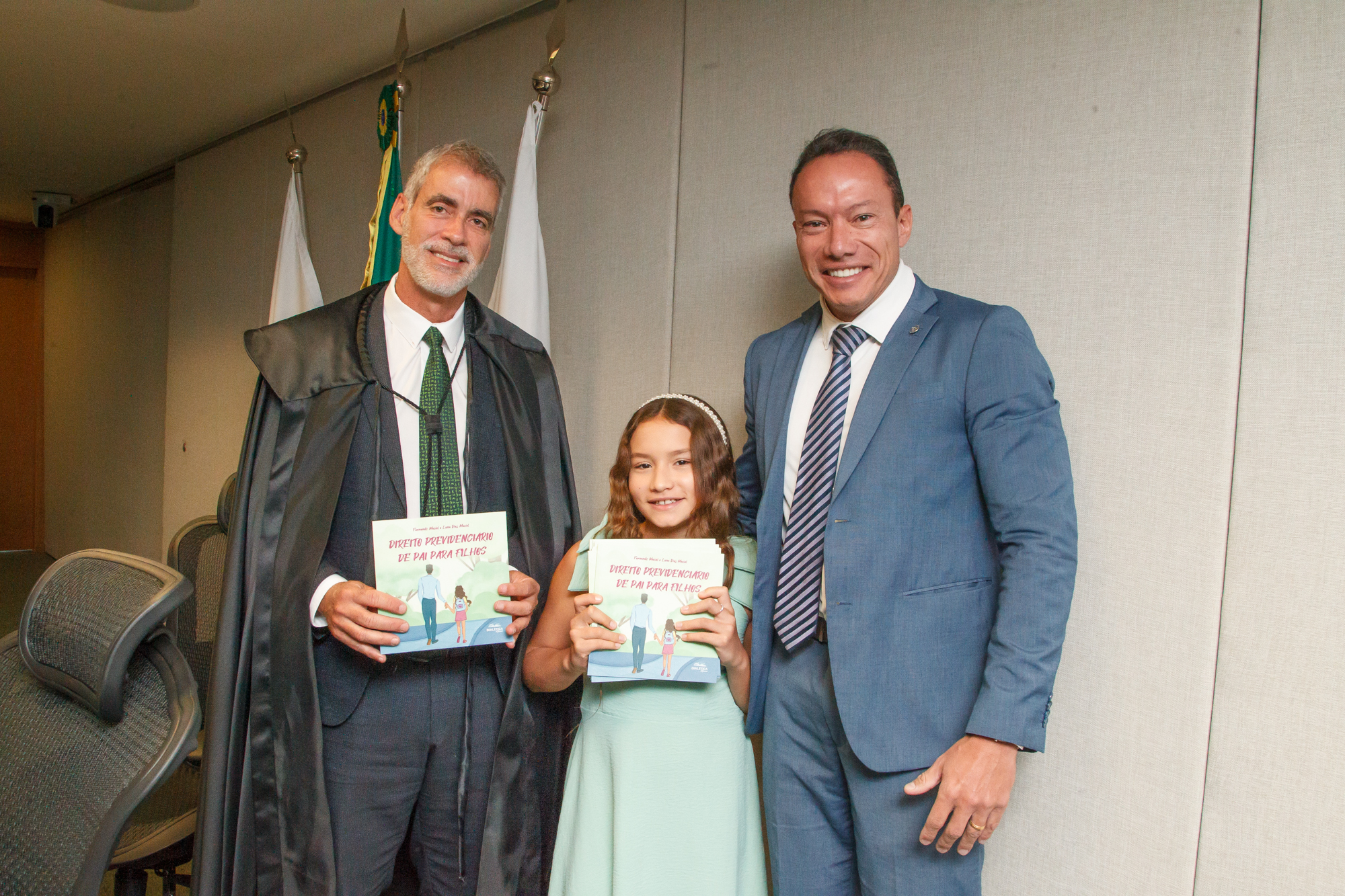 Fernando Maciel lançou o livro Direito Previdenciário de Pai Para Filhos em coautoria com a sua filha Luna, de apenas 10 anos.