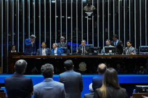 Senado aprova projeto para proteger crianças na internet