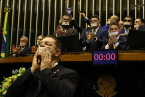 Brasília (DF), 05/08/2025 - Deputado Sóstenes Cavalcante e parlamentares de oposição fazem ato tampando a boca com esparadrapo durante sessão da Câmara dos Deputados. Foto: José Cruz/Agência Brasil