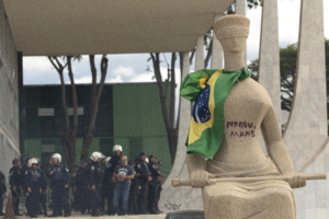 Estátua "A Justiça" pichada com batom após atos antidemocráticos de 8 de janeiro de 2023