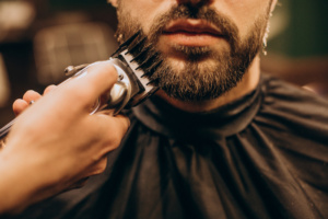 homem fazendo a barba no barbeiro