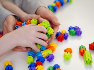 criança brincando com peças coloridas