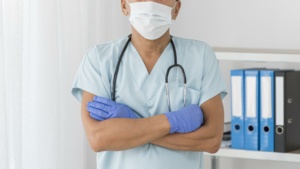 médico de pijama cirurgico e máscara