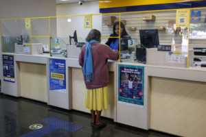 idosa em atendimento nos Correios