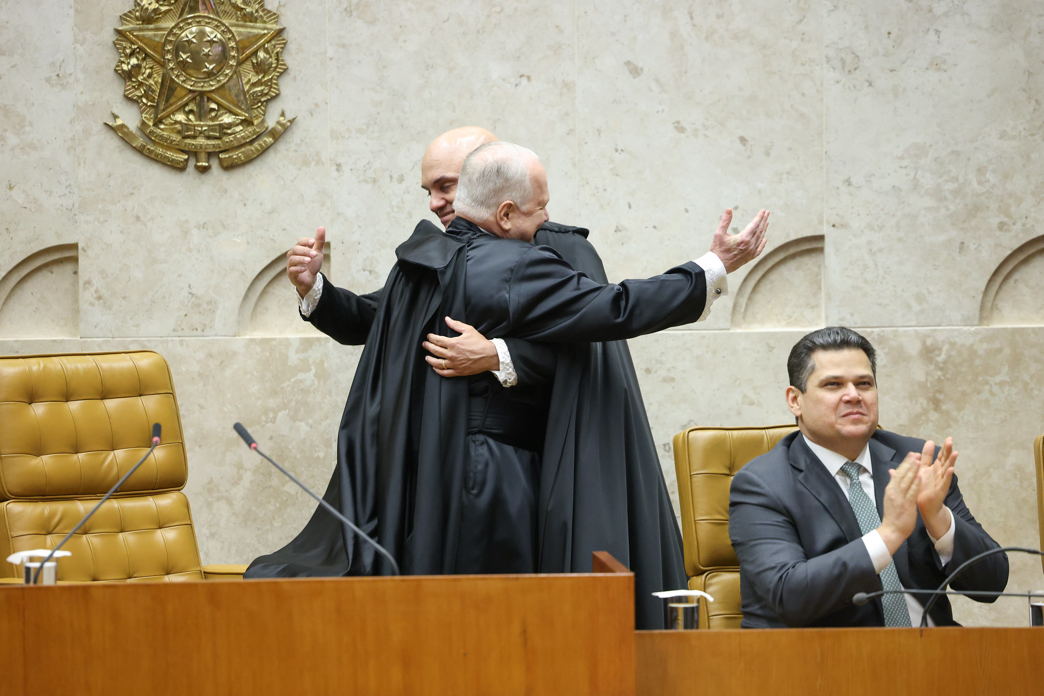 Edson Fachin e Alexandre de Moraes se abraçam