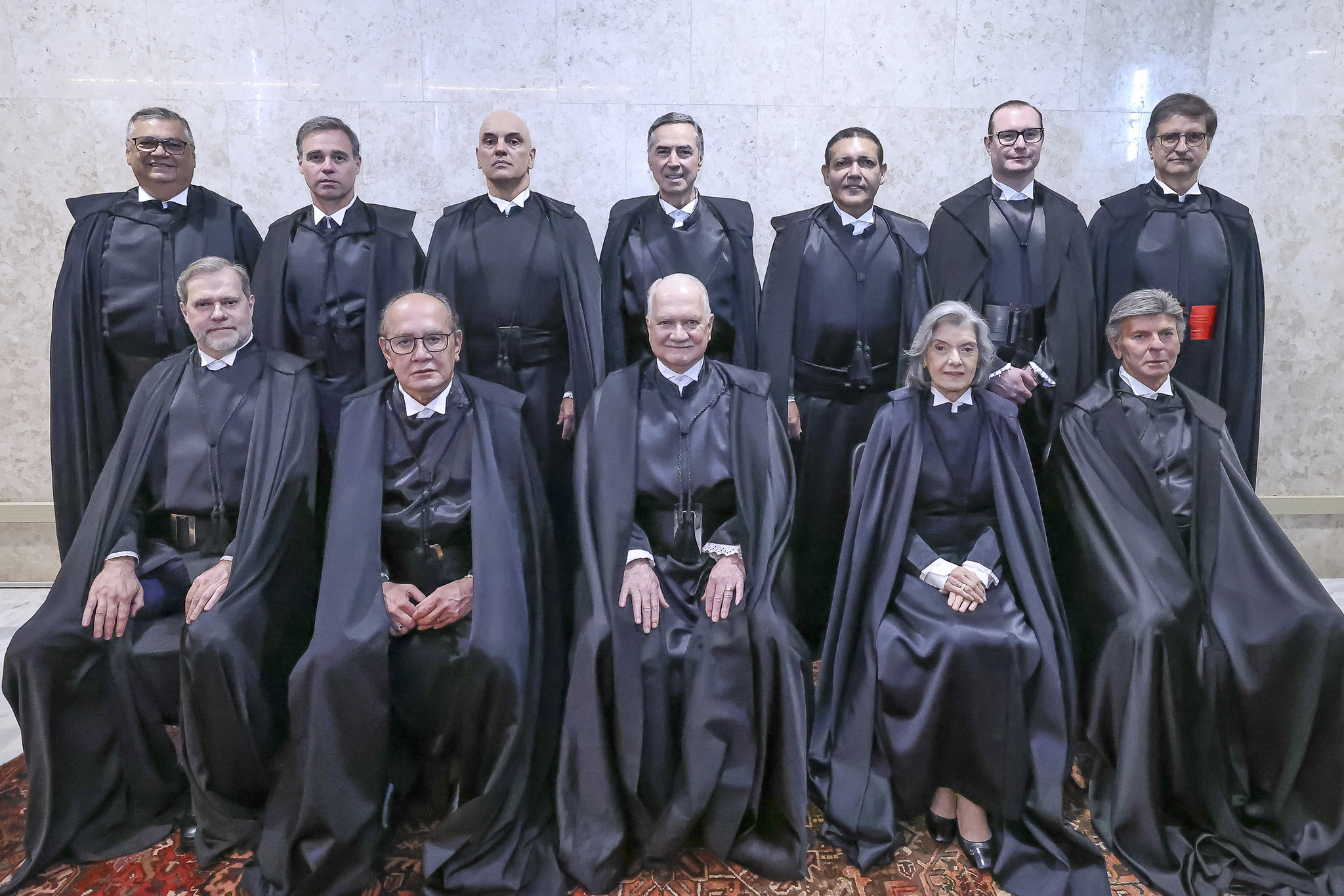 A formação atual do Supremo com o PGR Paulo Gonet (em pé, primeiro da direita para a esquerda)