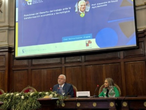 O ministro Alexandre Belmonte durante palestra em congresso no Uruguai