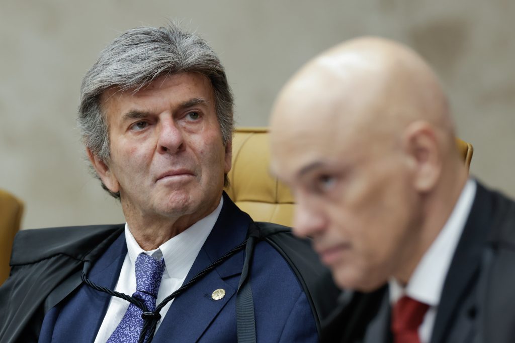 Ministro Luiz Fux e ministro Alexandre de Moraes durante sessão plenária do STF.