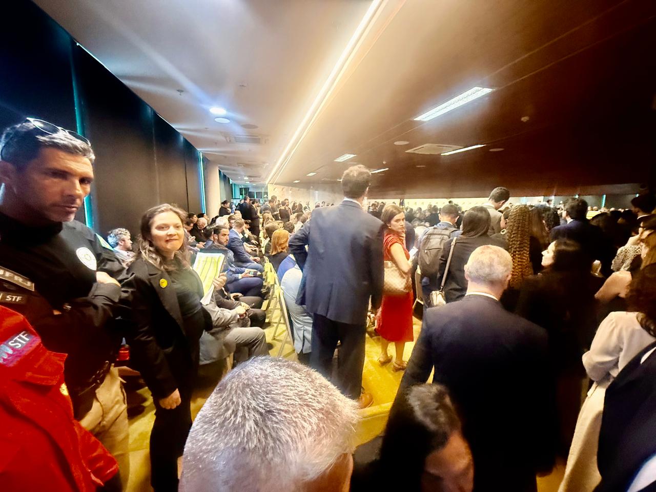 Cerimonial teve dificuldades para acomodar todos os presentes à solenidade
