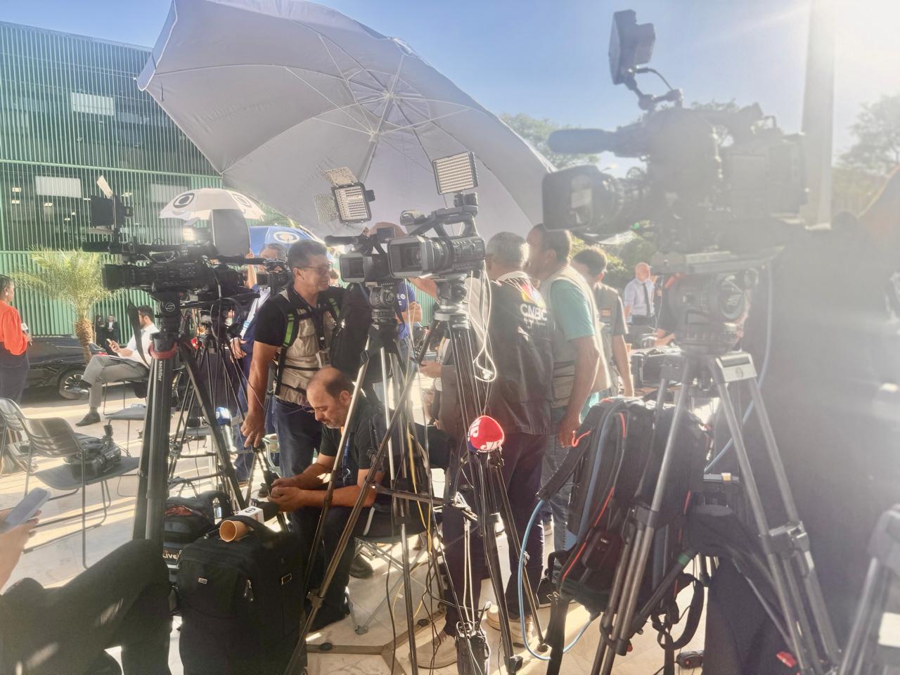 Repórteres cinematográficos fazem plantão na porta do prédio do Supremo