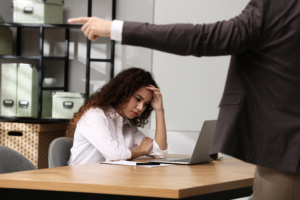 mulher tensa no trabalho