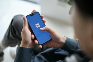 homem olhando linkedin no celular