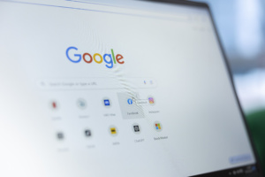 tela de computador mostra barra de pesquisa do Google